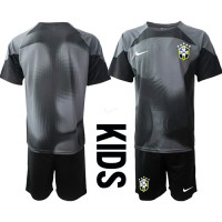 Camisa de time de futebol Brasil Goleiro Replicas 1º Equipamento Infantil Mundo 2022 Manga Curta (+ Calças curtas)